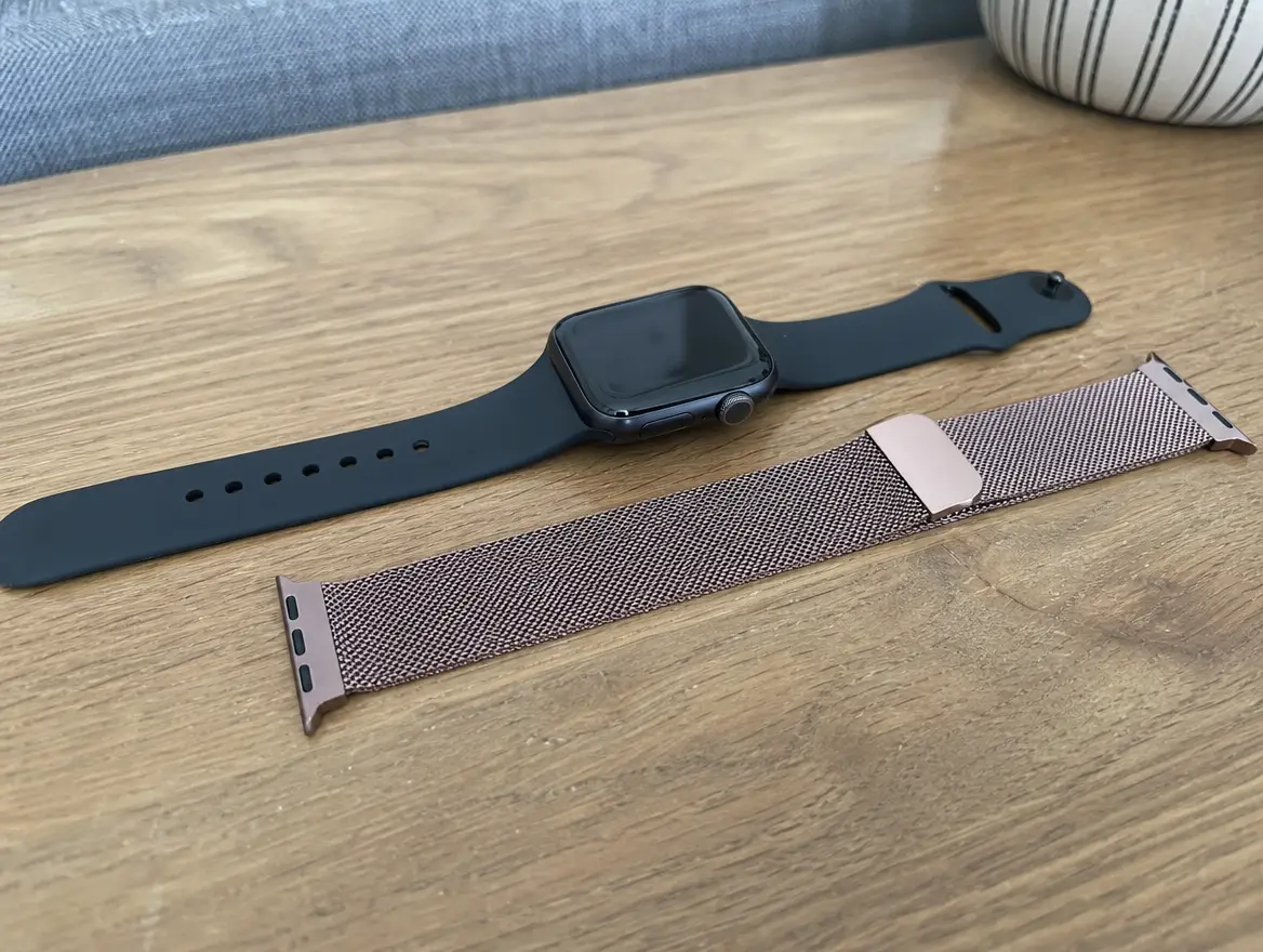 Apple Watch SE 40 mm avec bracelet de rechange à Acoua