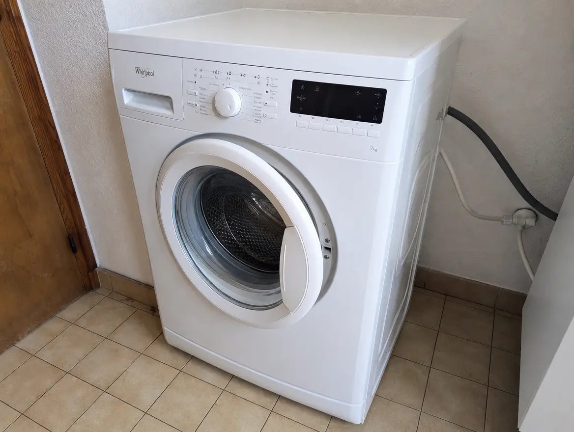 Lave-linge Whirlpool 7kg, essoreuse un peu bruyante · 150 € (Koungou)