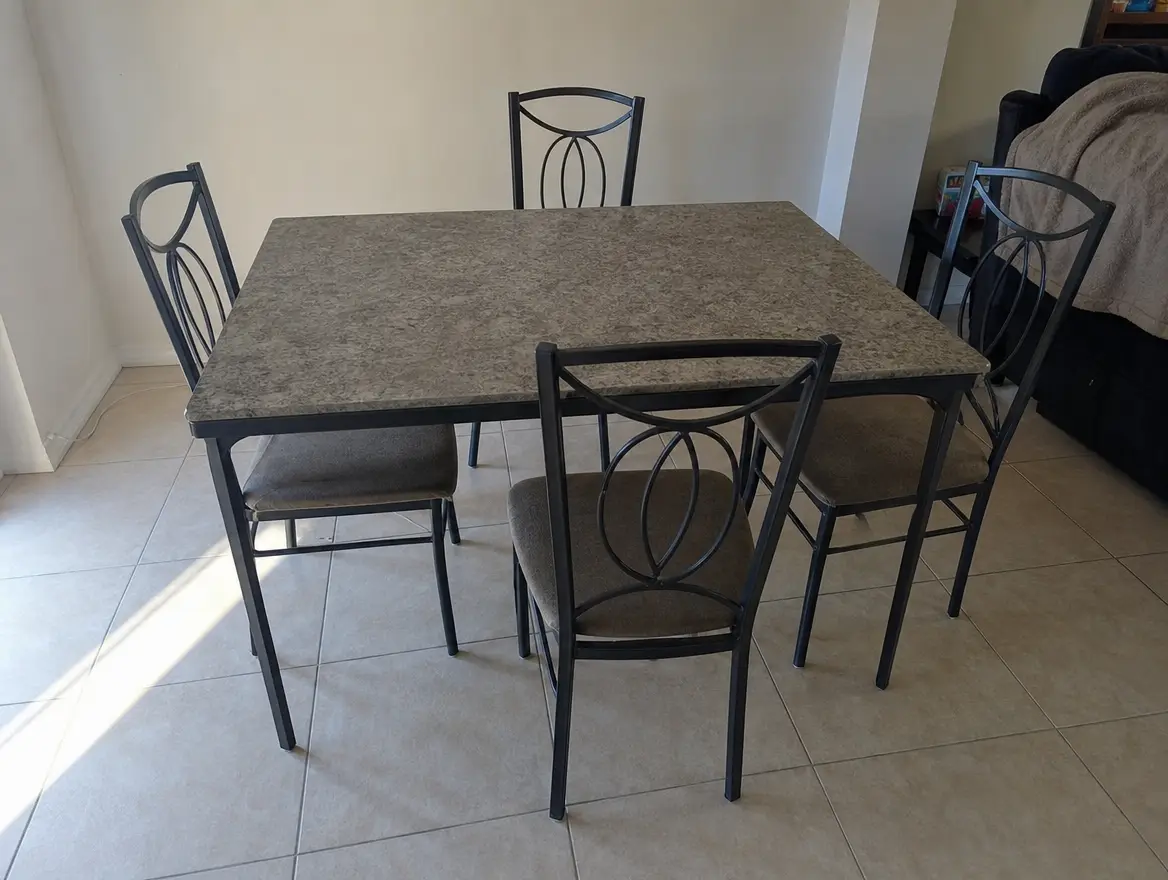 Table à manger + 4 chaises — 120 € (Bandraboua)