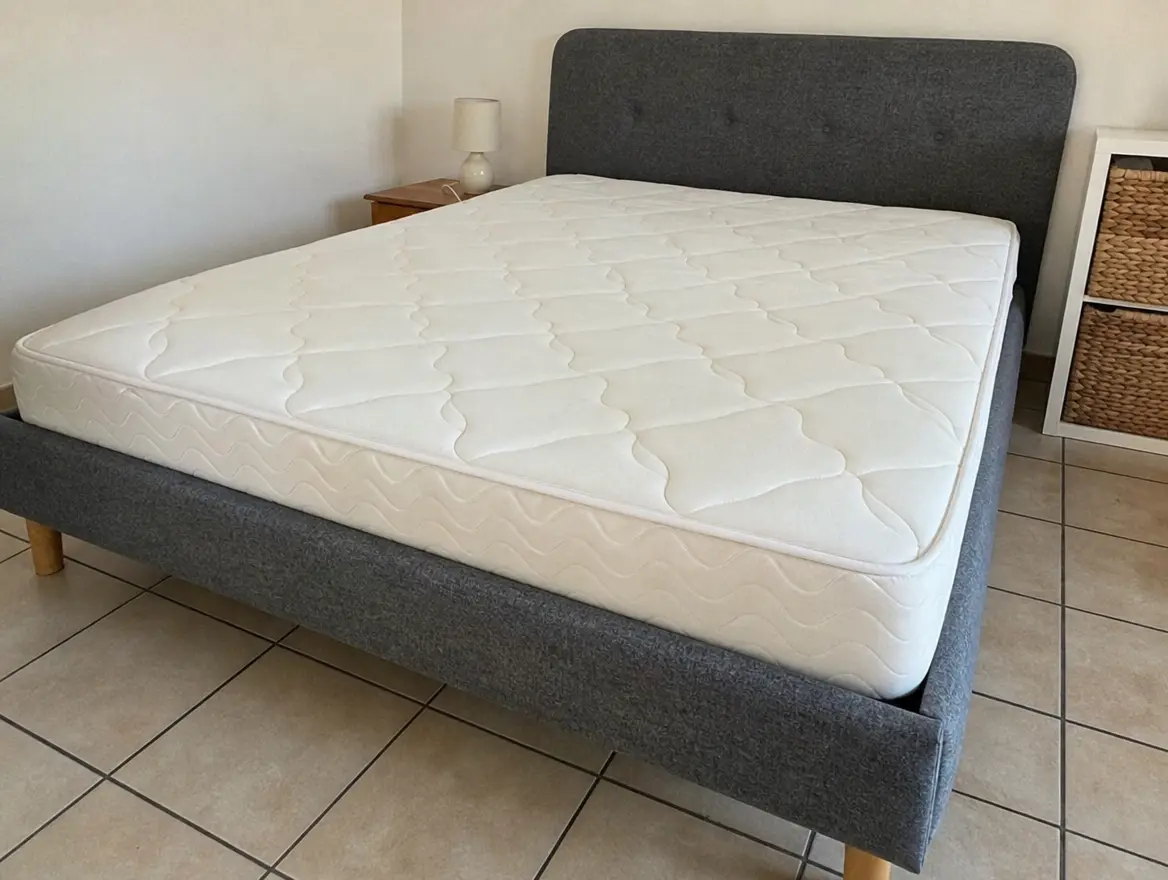 Lit 140x190 avec matelas et sommier à lattes · 170 € (Chiconi)