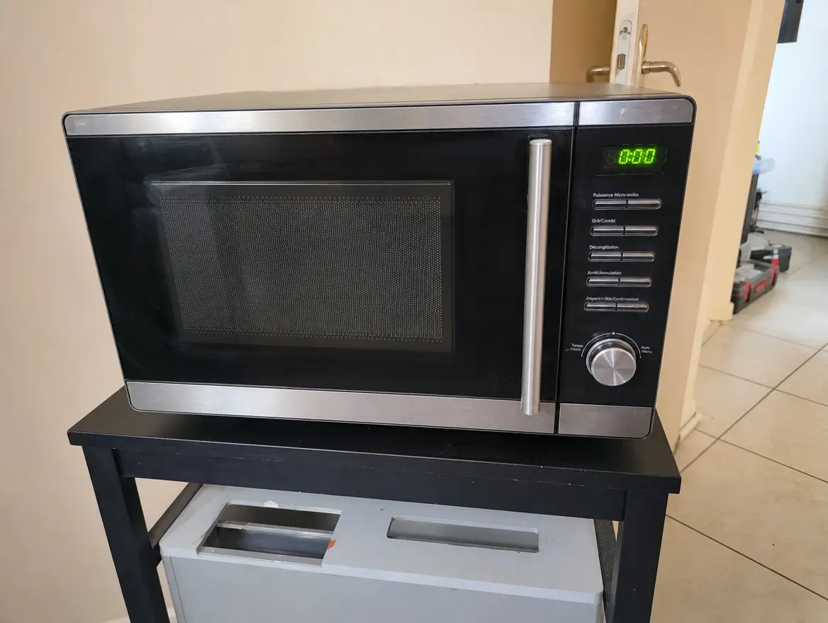 Micro-ondes avec grill 23 L · 40 € (Pamandzi)
