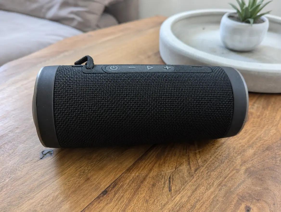Enceinte Bluetooth portable étanche, autonomie correcte · 38 € (M'tsangamouji)