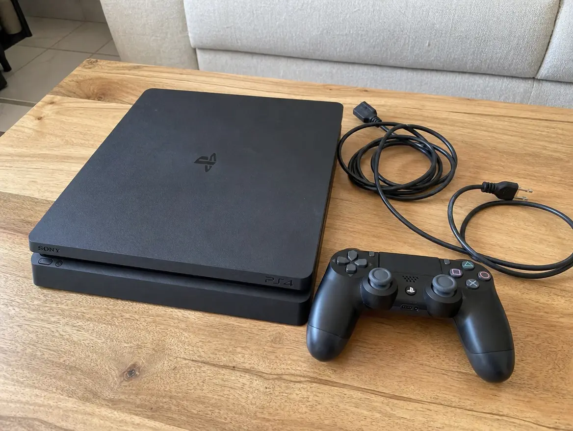 PS4 Slim 500 Go, une manette, prête à brancher · 120 € (M'tsangamouji)
