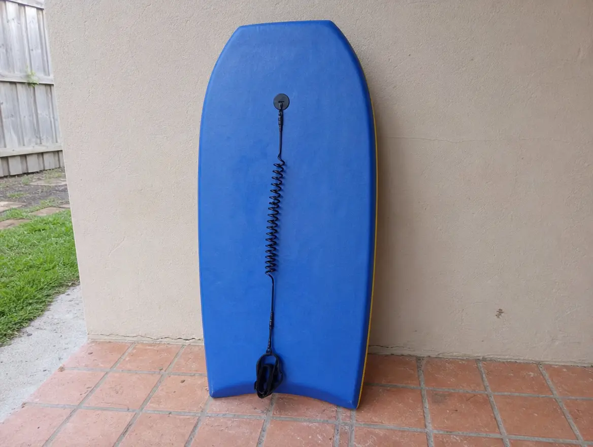 Planche de bodyboard avec leash, fissure réparée · 25 € (Bouéni)