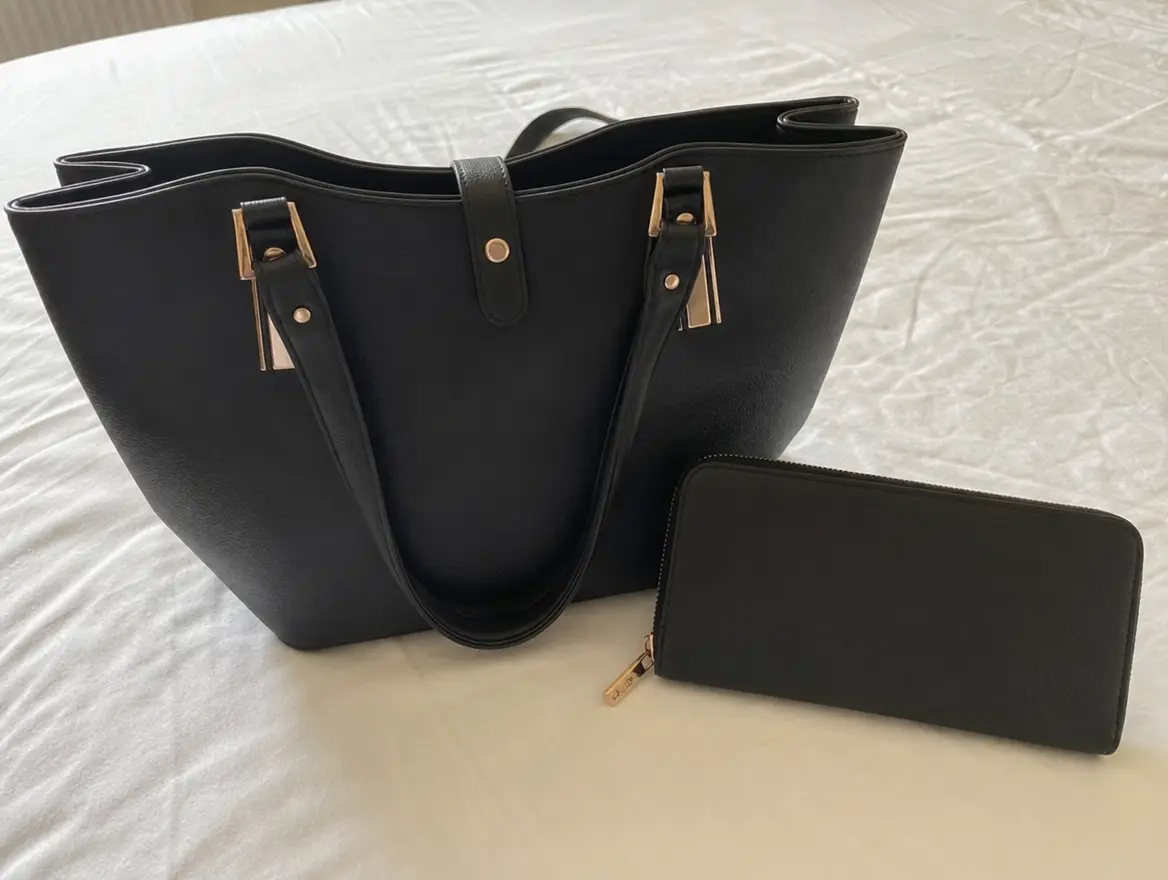Sac à main similicuir noir + portefeuille assorti · 22 € (Mamoudzou)
