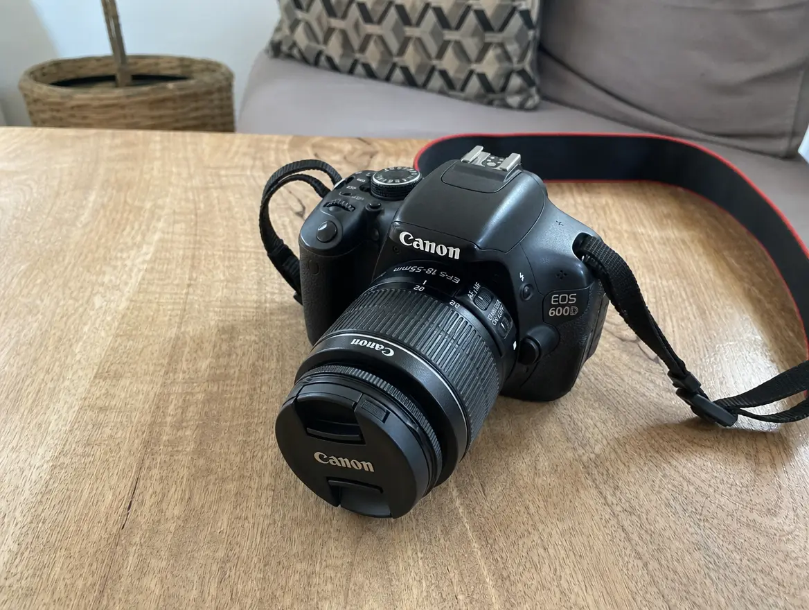 Reflex Canon avec objectif 18-55, idéal pour débuter la photo · 240 € (Mtsamboro)