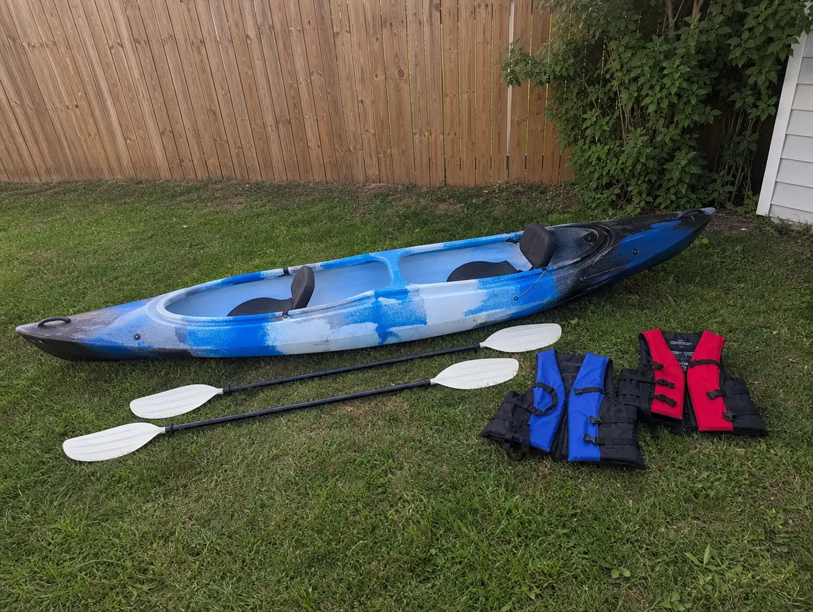 Kayak rigide 2 places avec pagaies et gilets · 350 € (Bouéni)