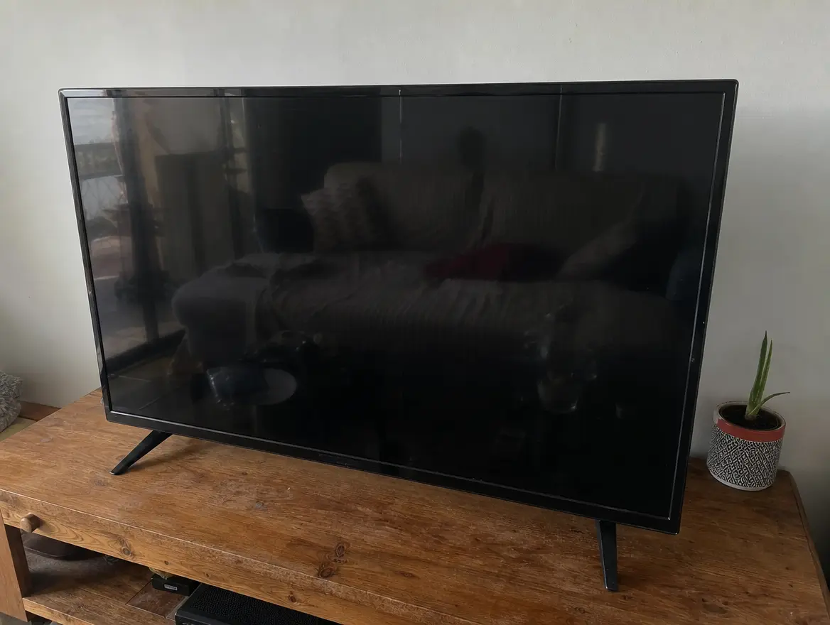 TV LED 43 pouces · 180 € (Bandraboua)