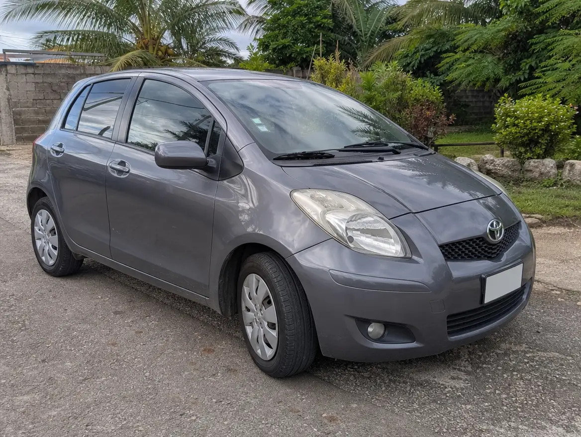 Vends Toyota Yaris 1.3 VVT-i, carnet d'entretien complet à Chiconi
