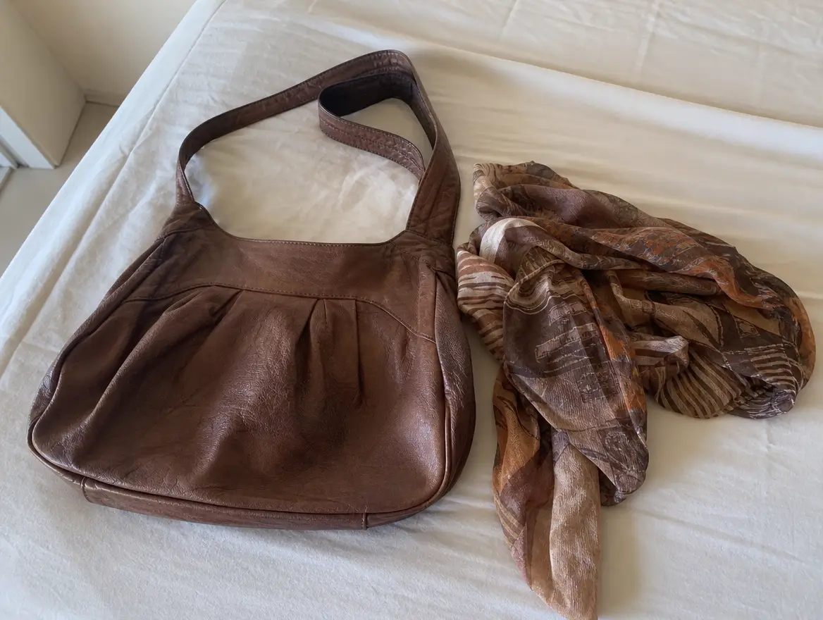 Sac à main cuir marron + foulard assorti · 35 € (Sada)