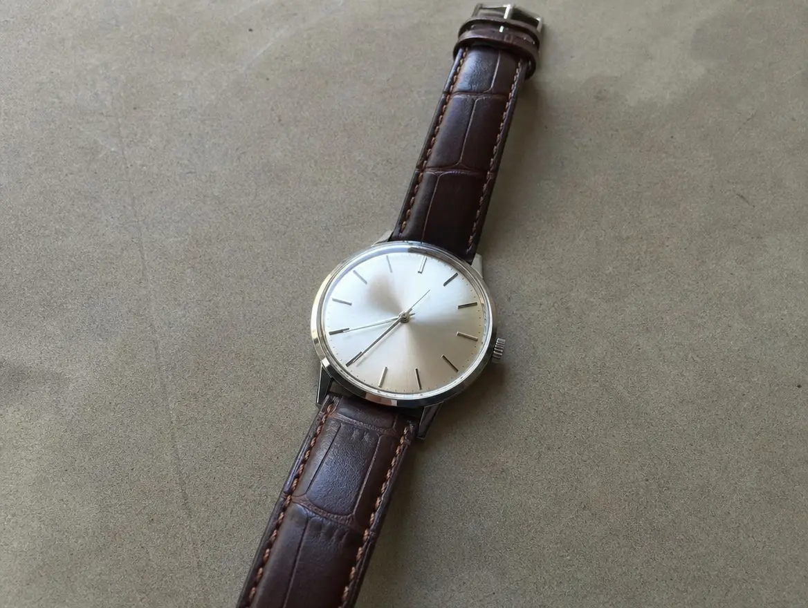 Montre habillée homme, bracelet cuir marron · 25 € (Dembéni)
