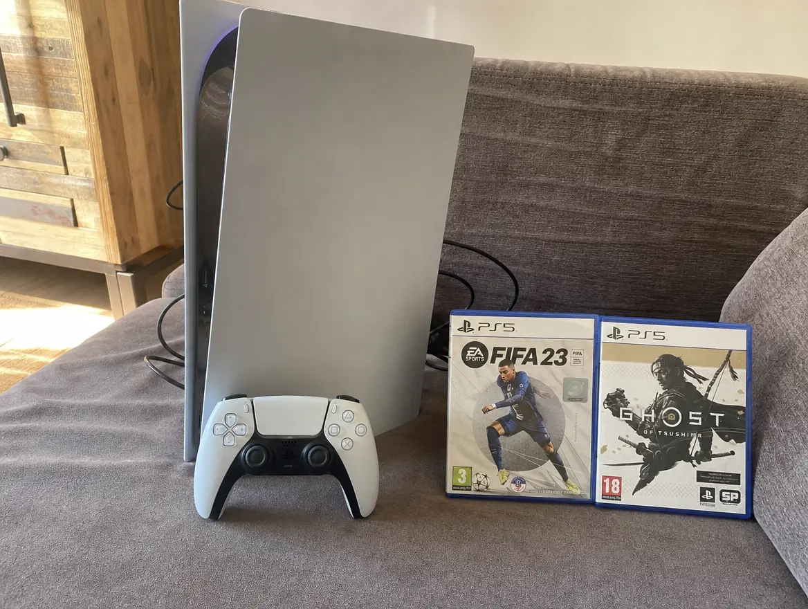 PS5 avec une manette et deux jeux · 390 € (Kani-Kéli)
