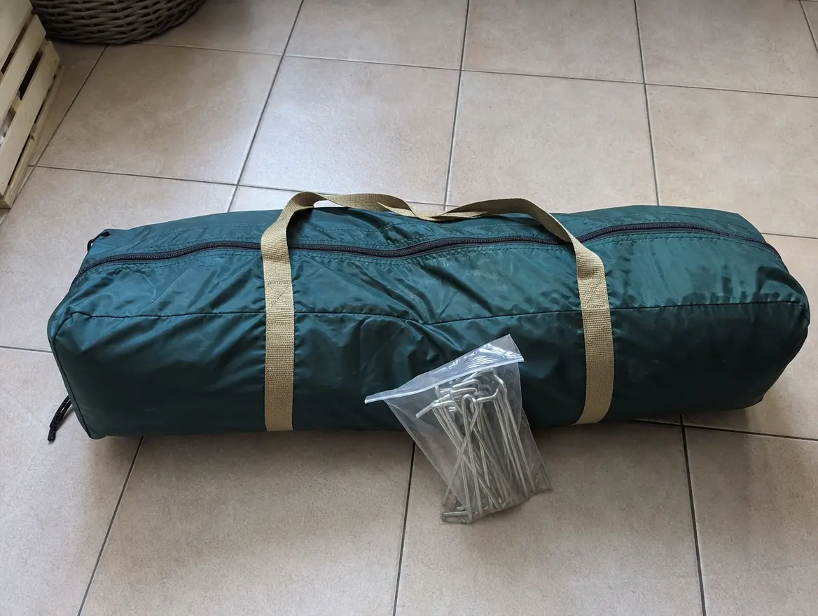 Tente de camping 4 places, montée seulement deux fois · 60 € (Tsingoni)