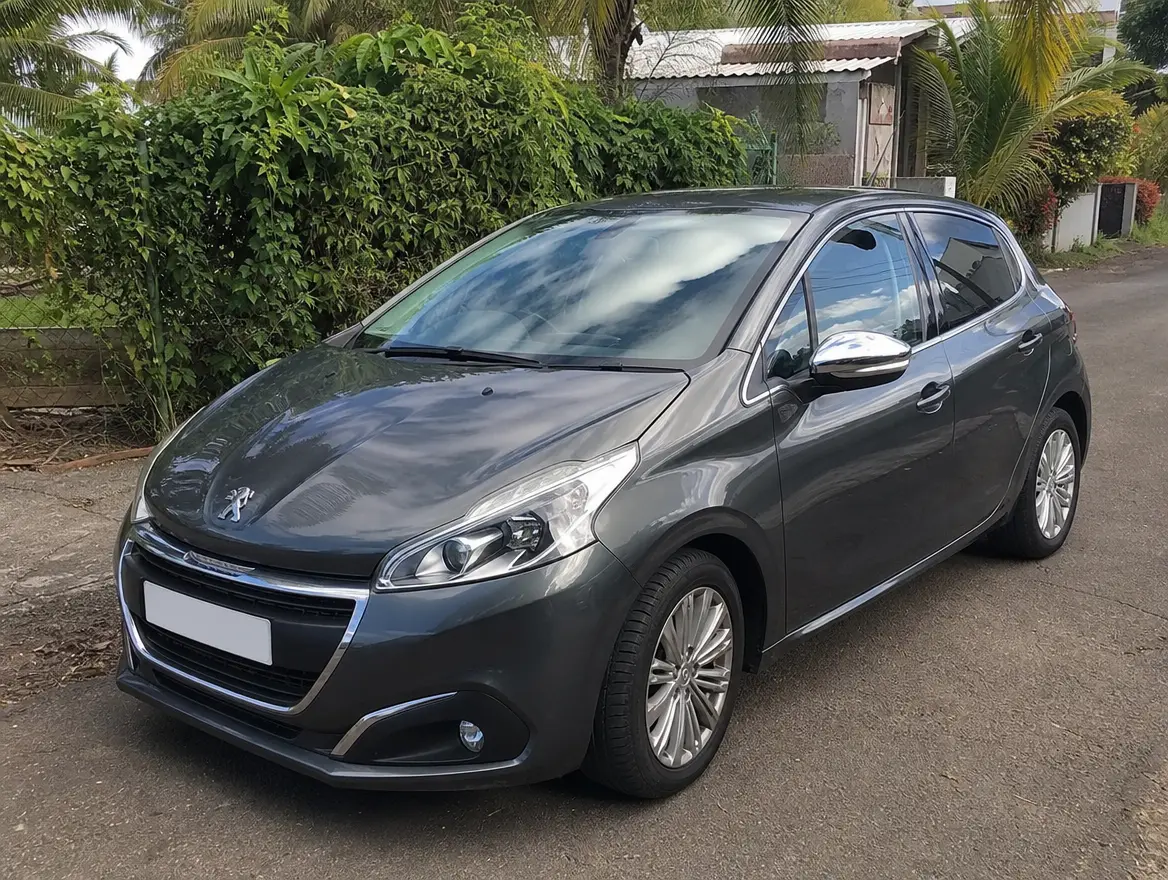 Peugeot 208 1.2 PureTech 82, petite citadine économique à Koungou