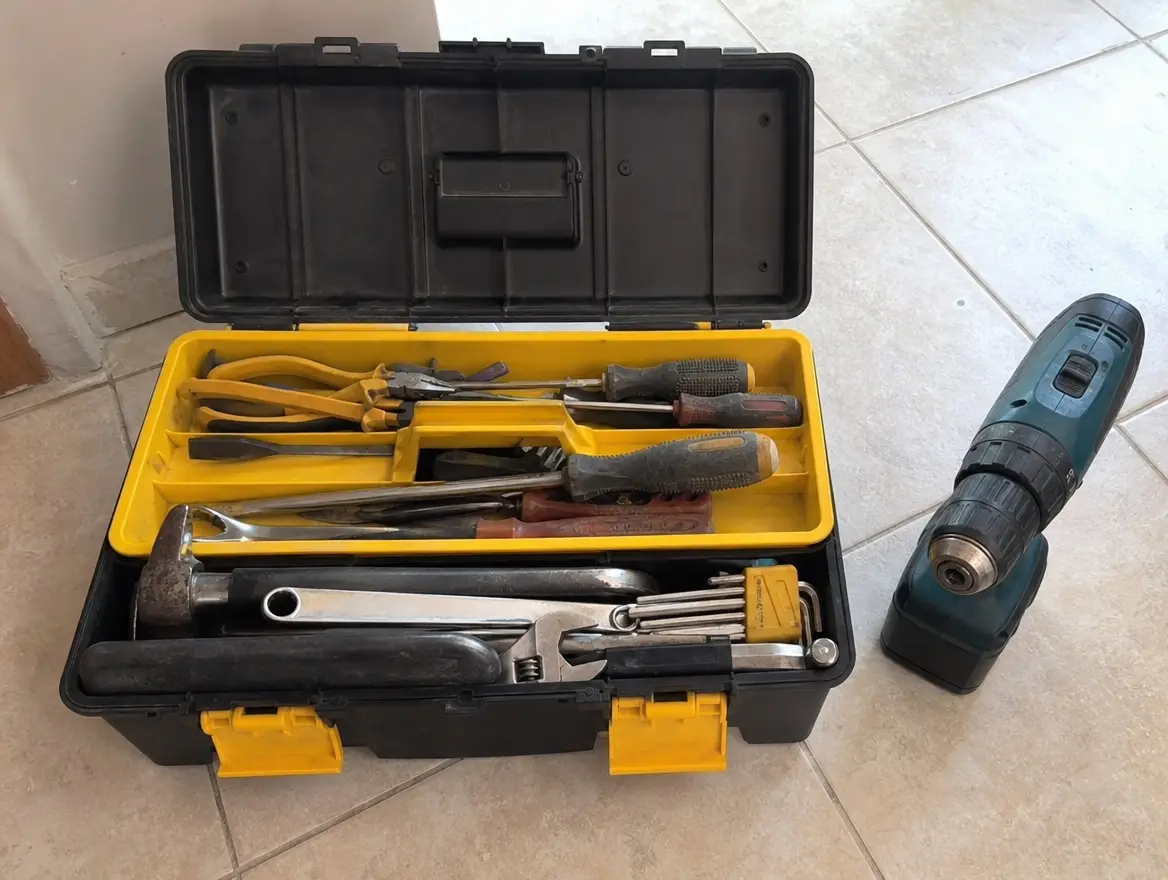 Lot d'outils de bricolage + perceuse Bosch · 75 € (Dembéni)