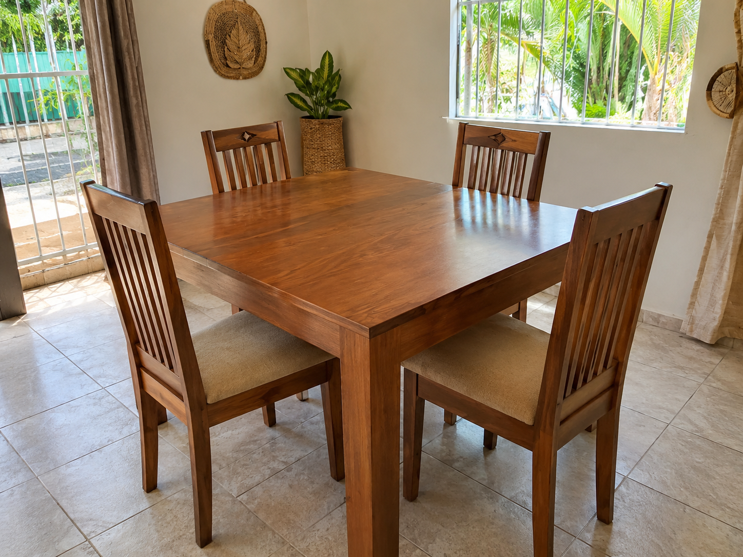 Table à manger + chaises — 50 € (Dzaoudzi)