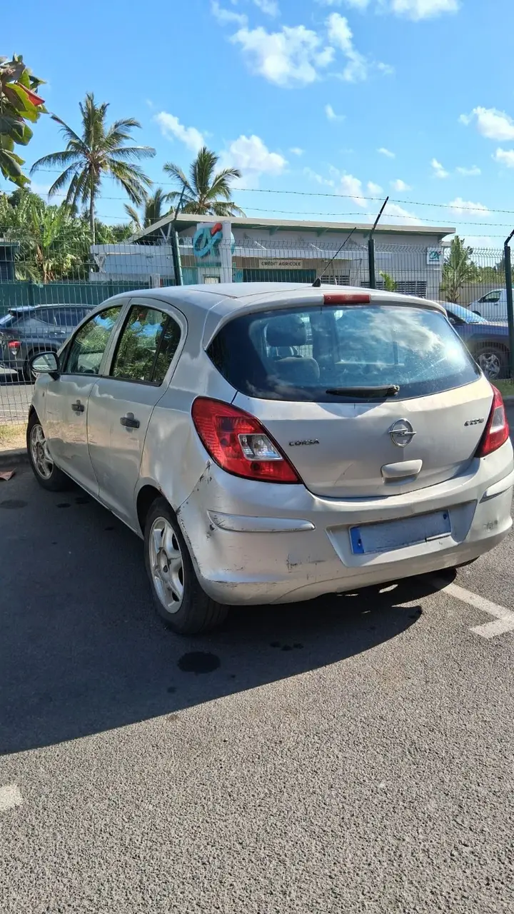 Opel Corsa Diesel — 2300 € (Dzaoudzi)