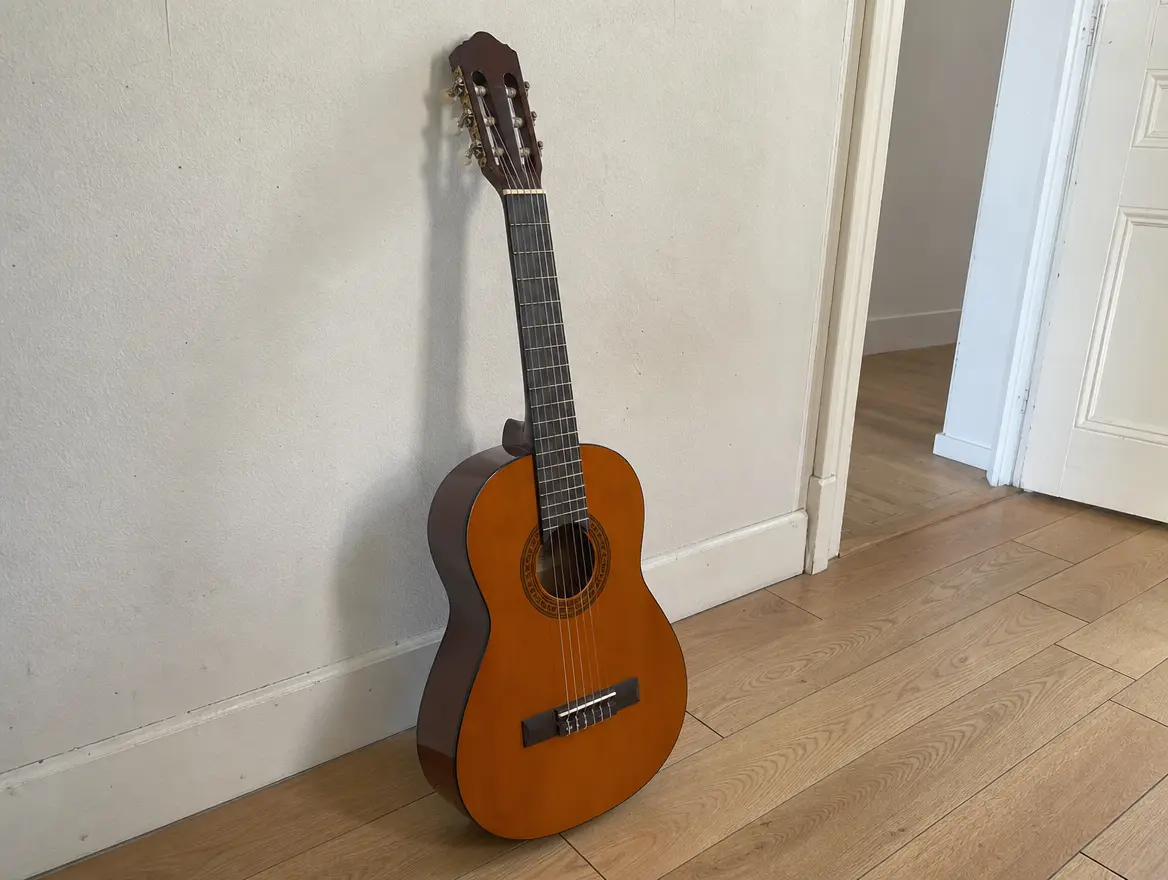 Guitare classique 3/4 pour débuter, cordes changées · 45 € (Dzaoudzi)