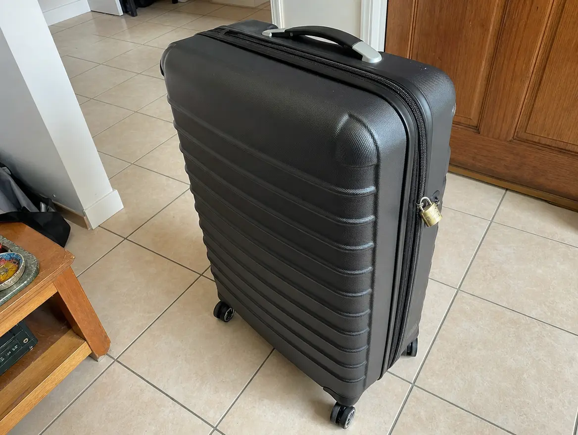 Grande valise rigide avec roulettes et cadenas · 35 € (Acoua)
