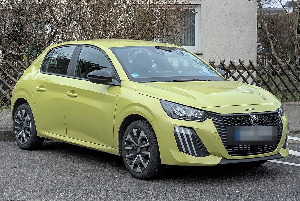 Peugeot 208 1.2 PureTech 110 — 11900 € (Mamoudzou)
