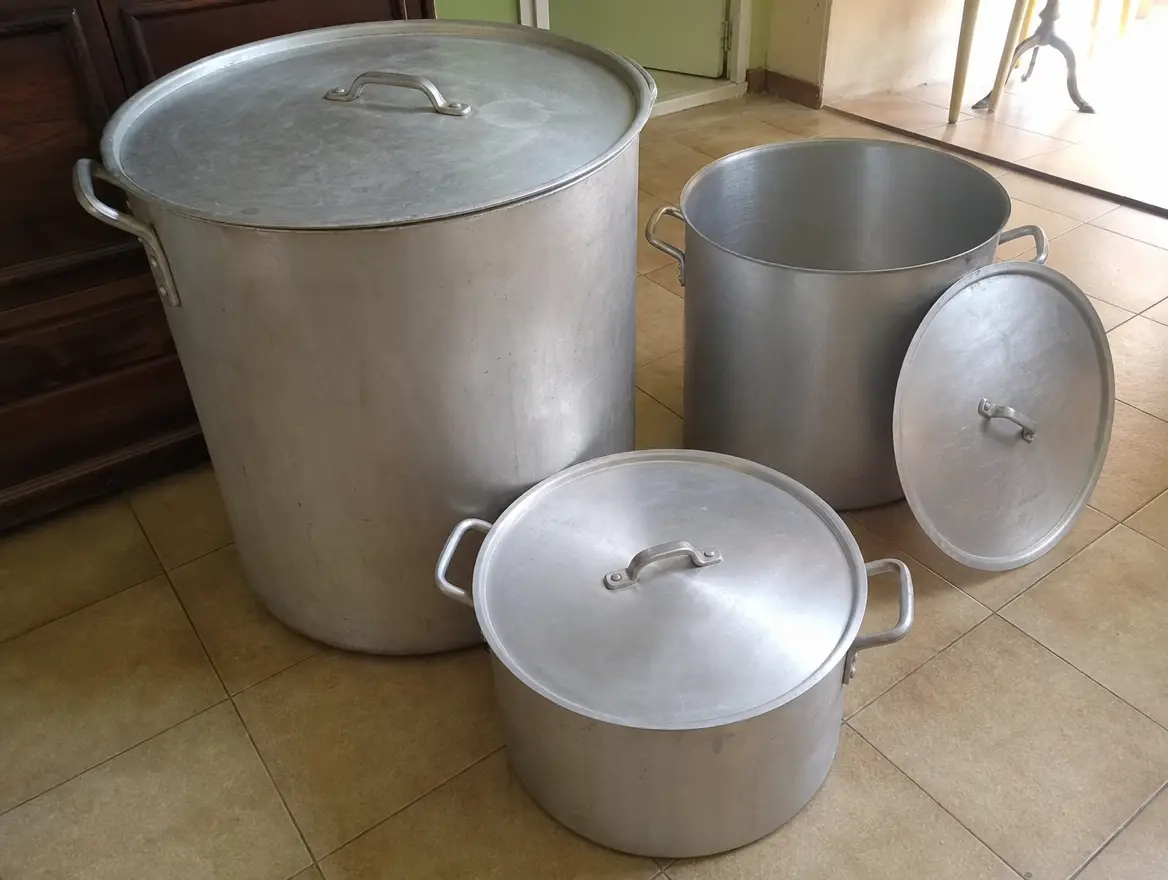 Lot de grandes marmites alu, dont une 50 litres · 70 € (M'tsangamouji)