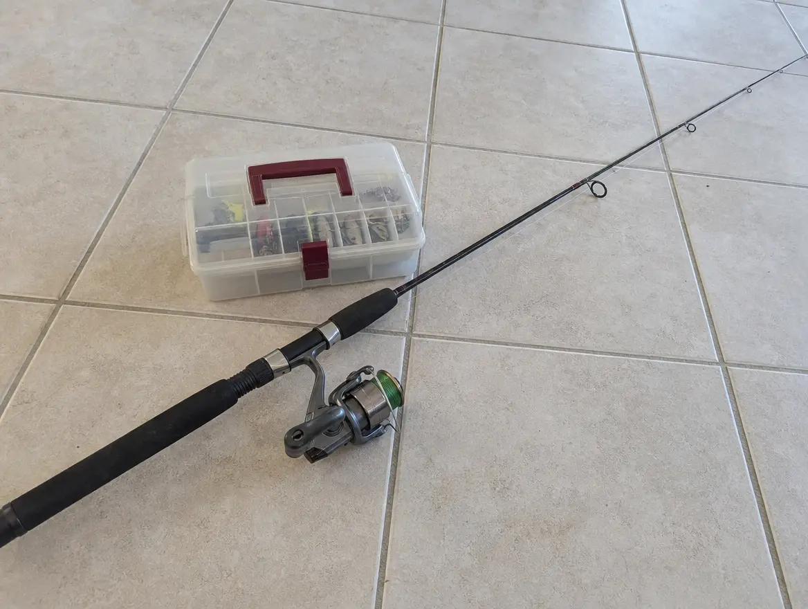 Canne à pêche avec moulinet + petit matériel · 60 € (Bandrélé)