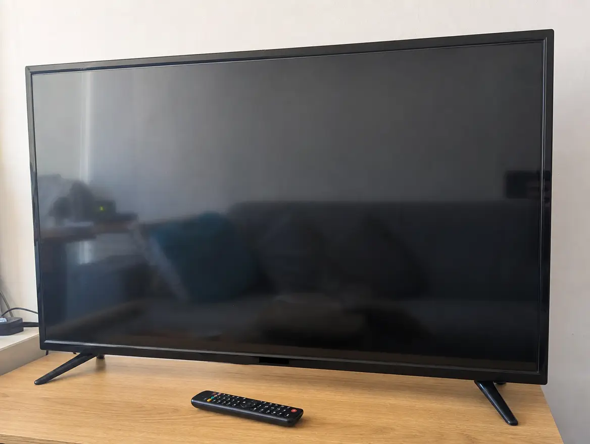 Téléviseur LED 43 pouces avec télécommande d'origine · 165 € (Bandrélé)
