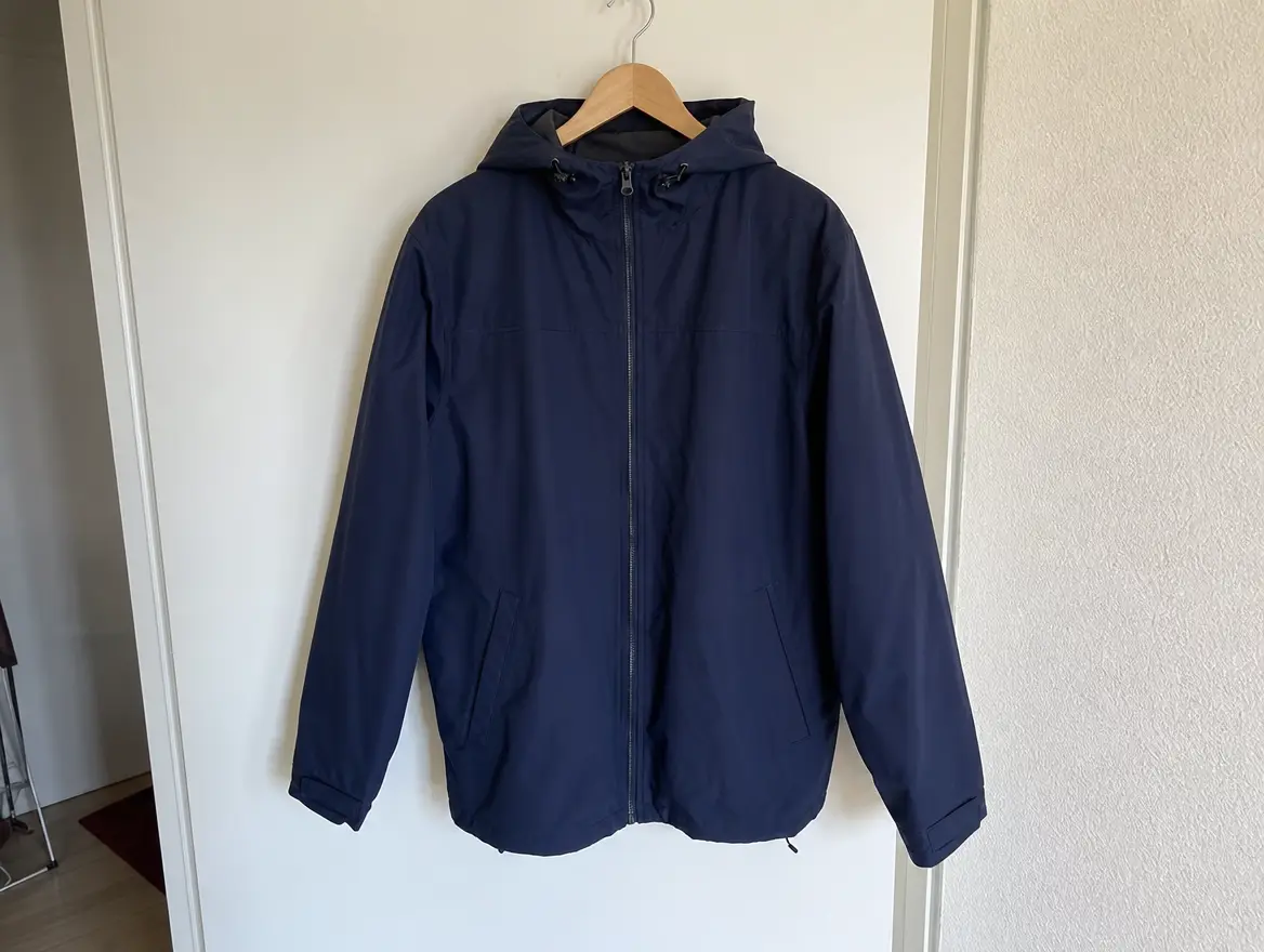 Veste imperméable coupe-vent taille M, capuche intégrée · 18 € (Chirongui)