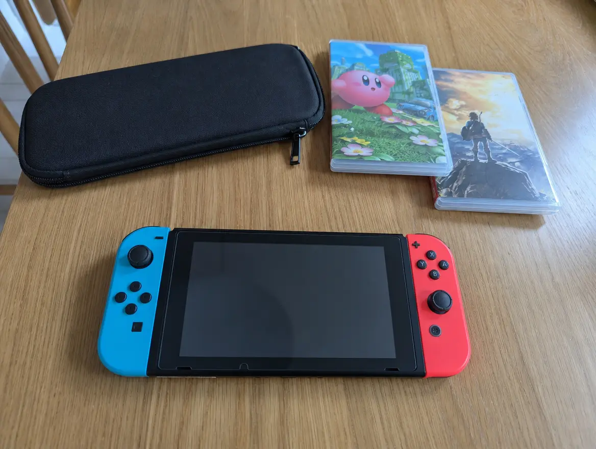 Nintendo Switch avec deux jeux et pochette de transport · 180 € (Bouéni)